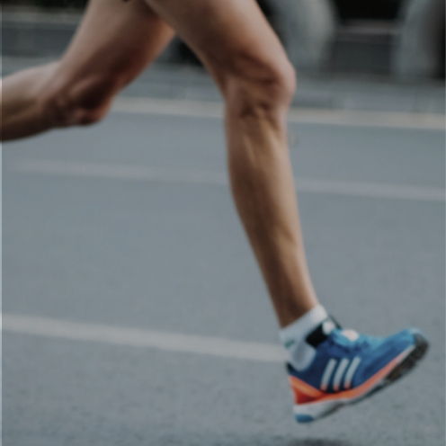 走るスポーツ選手のイメージ写真