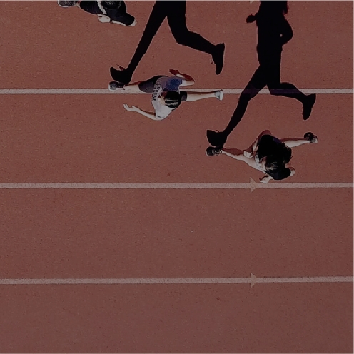 トラックを走る人々のイメージ写真