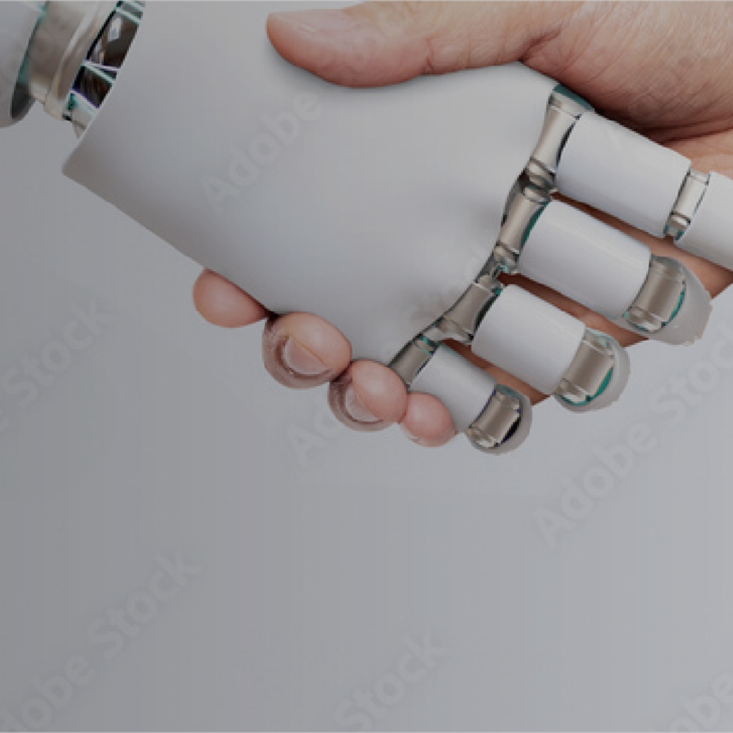 ロボットと手を繋ぐイメージ写真