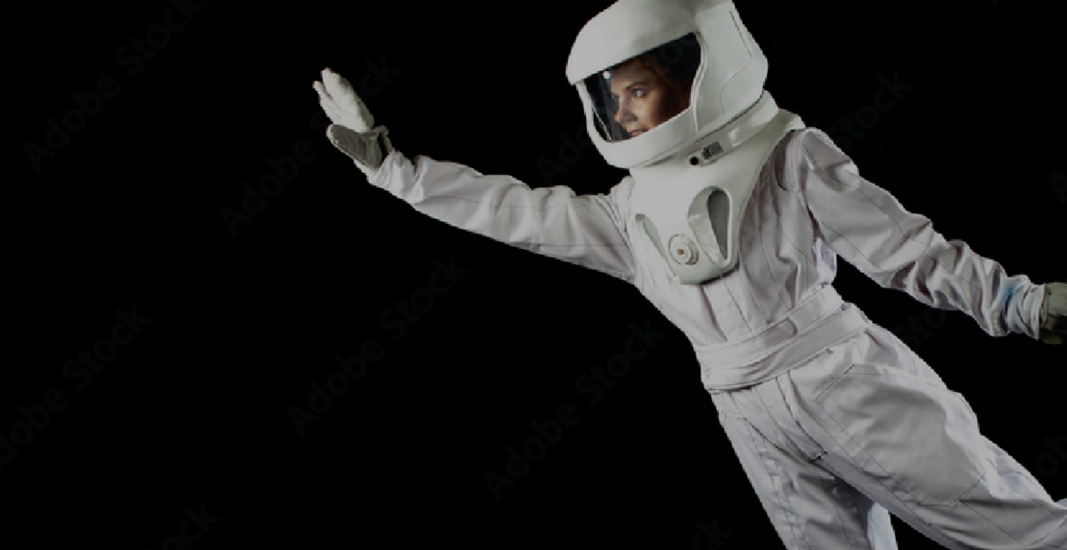 宇宙空間を泳ぐ飛行士の写真