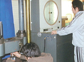 圧縮試験機