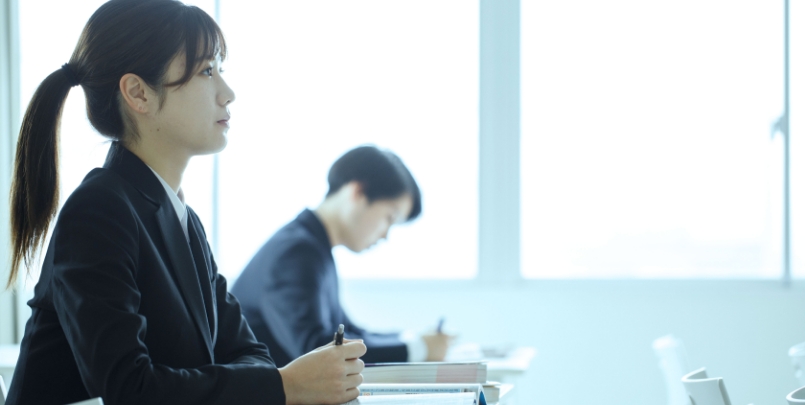 教室で授業を聴く学生の写真